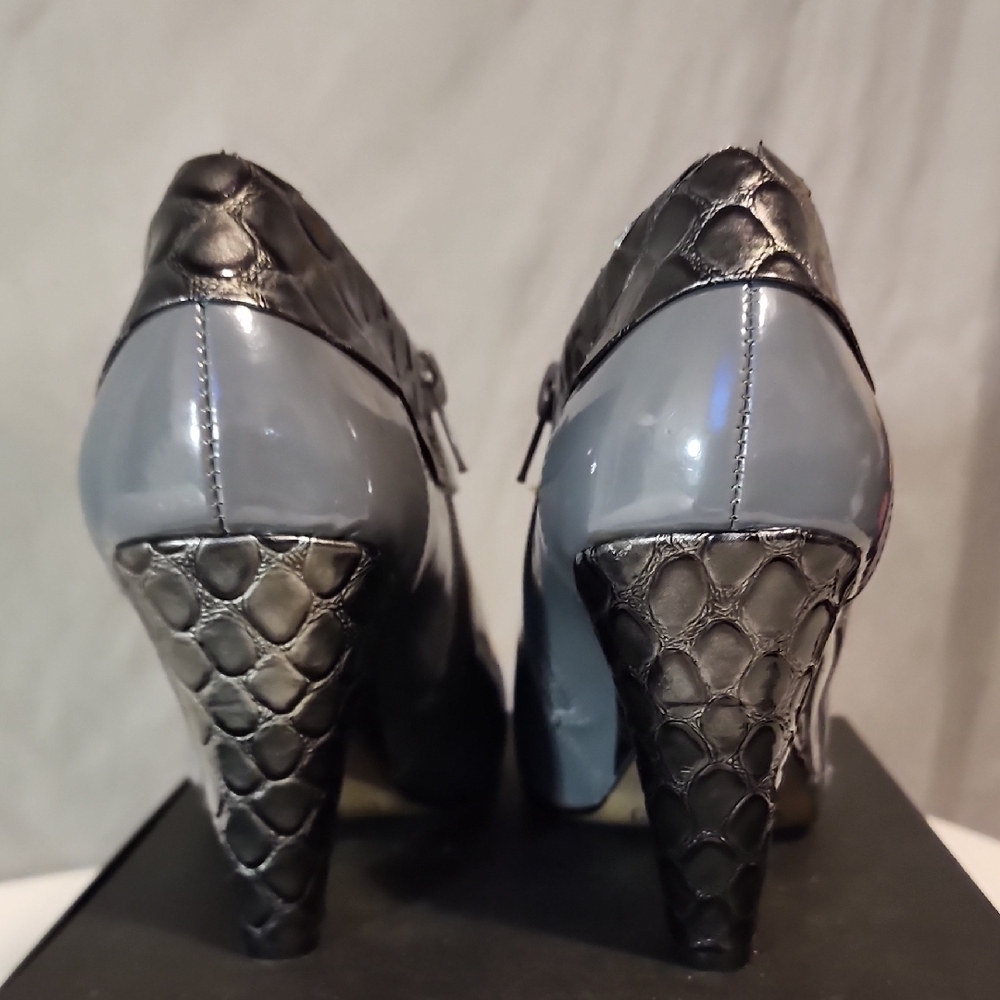 Bellini Shiny Gray and Black Ankle Boots - Picture 5 of 7
